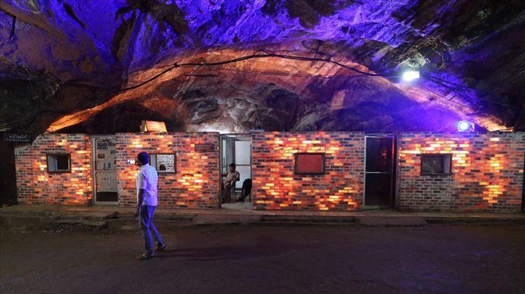 <p>Maden hem y&uuml;r&uuml;yerek hem de tuz kayalarının taşınması i&ccedil;in yapılmış vagonlarla gezilebiliyor.</p>

<p>&nbsp;</p>
