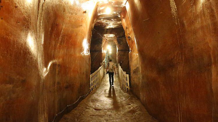 <p>Tavanı ve duvarları pembe tonlarında olan t&uuml;nellerde ayrıca yine tuz taşından &uuml;retilmiş tuğlalarla inşa edilmiş tedavi merkezleri de yer alıyor.</p>

<p>&nbsp;</p>
