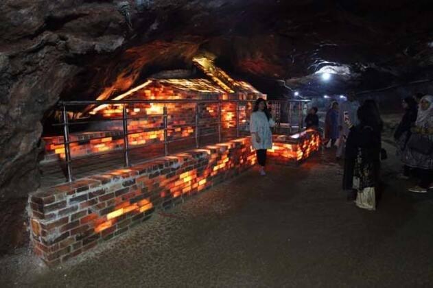 <p>Maden i&ccedil;inde kurulan bu k&uuml;&ccedil;&uuml;k kliniklere her yıl binlerce kişi astım, bronşit, kulak iltihabı, nefes darlığı ve alerji tedavisi i&ccedil;in geliyor.</p>

<p>&nbsp;</p>
