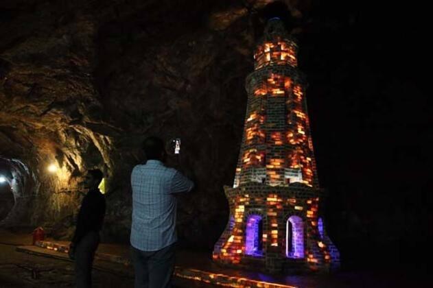 <p>Tamamen ila&ccedil;sız uygulanan tedavi s&uuml;re&ccedil;leri hem Madencilik hem de Sağlık Bakanlığı kontrol&uuml;nde ilerliyor.</p>

<p>&nbsp;</p>
