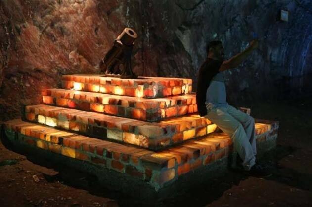 <p>Maden dışında yine madenden getirilen taşlarla oluşturulmuş klinikler de bulunuyor. Terapi &uuml;cretleri 6 bin Pakistan rupisinden (yaklaşık 200 lira) başlıyor.</p>

<p>&nbsp;</p>
