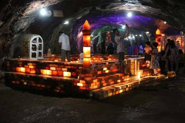 <p>Bug&uuml;n maden i&ccedil;inde pembe ve kırmızı taşlardan yapılan heykeller ve maketler bulunurken maden dışında ise hediyelik eşyalar, biblolar ve mekan ışıklandırmaları satılıyor.</p>

<p>&nbsp;</p>
