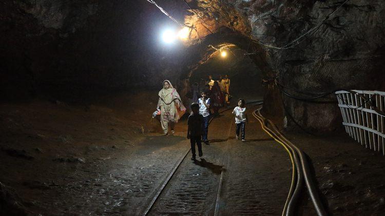 <p>Madenden &ccedil;ıkan b&uuml;y&uuml;k tuz kayaları, maden &ccedil;evresindeki Khewra kentindeki imalathanelerde yemeklik tuza ve s&uuml;s eşyalarına d&ouml;n&uuml;şt&uuml;r&uuml;l&uuml;yor.</p>

<p>&nbsp;</p>
