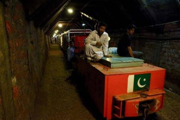 <p>Bu imalathanelerden &ccedil;ıkan &uuml;r&uuml;nler ve madenden b&uuml;y&uuml;k par&ccedil;alar halinde &ccedil;ıkarılan pembe tuzun ihracatından Pakistan ge&ccedil;en yıl 51,6 milyon dolar gelir elde etti. Bu rakam 2014'te 16 milyon dolar seviyesindeydi.</p>

<p>&nbsp;</p>
