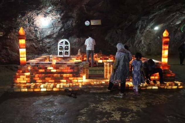 <p>Pakistan Madencilik Bakanlığının verilerine g&ouml;re, Khewra Tuz Madeni'nde hala 600 milyon tonluk tuz rezervi bulunuyor.</p>

<p>&nbsp;</p>
