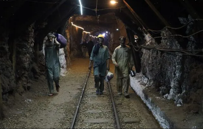 <p>Işığı ge&ccedil;iren tuz taşlarının i&ccedil;ine lamba yerleştirilmesiyle yapılan bu minyat&uuml;rler arasında Lahor'un meşhur Padişah Camisi, Murree kasabası, &Ccedil;in Seddi gibi yapılar dışında &ouml;nemli isimlerin b&uuml;stleri de bulunuyor.</p>
