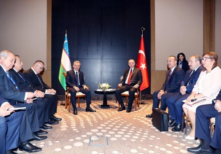<p>Türkiye Cumhurbaşkanı Recep Tayyip Erdoğan, Azerbaycan'ın başkenti Bakü'de, Özbekistan Cumhurbaşkanı Şevket Mirziyoyev ile görüştü. Görüşmede Dışişleri Bakanı Mevlüt Çavuşoğlu, Sanayi ve Teknoloji Bakanı Mustafa Varank ve Ticaret Bakanı Ruhsar Pekcan da hazır bulundu.</p>

<p> </p>
