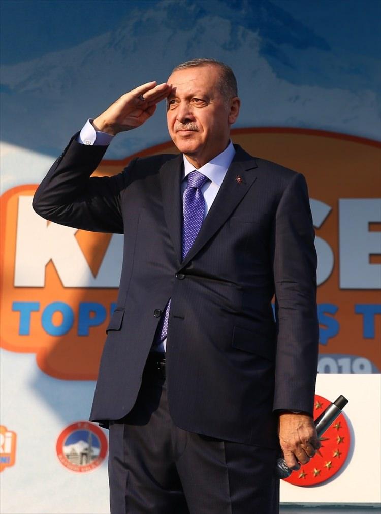 <p>Türkiye Cumhurbaşkanı Recep Tayyip Erdoğan, Kayseri'de düzenlenen toplu açılış törenine katılarak konuşma yaptı. Cumhurbaşkanı Erdoğan, konuşması sonrası asker selamı vererek vatandaşları selamladı.</p>
<p> </p>