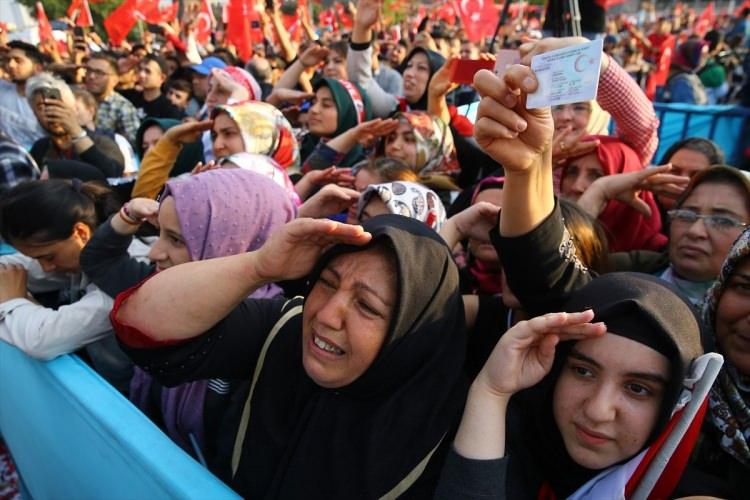 <p>Vatandaşlar da Cumhurbaşkanı Erdoğan'ın selamına karşılık verdi.</p>