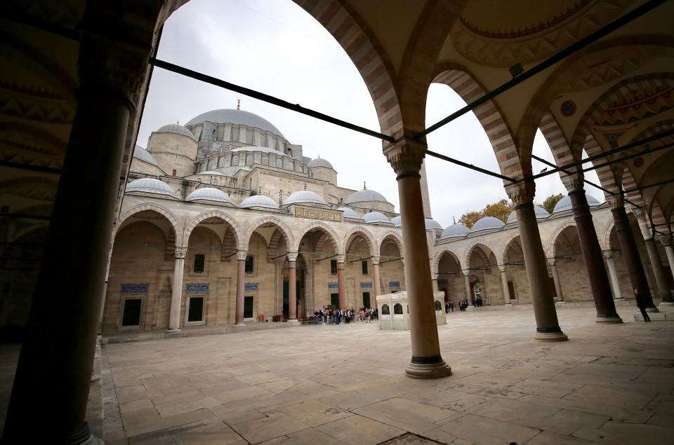 <p>Külliyenin, ilk kuruluş amacına uygun varlığını sürdürmesinin mümkün olduğunu dile getiren Okumuş, "Bütün eserler, kullanılmayan yerler kesinlikle bozulur. </p>
