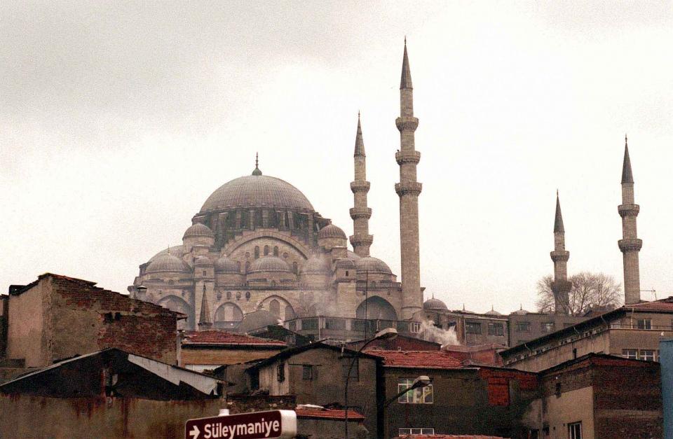 <p>Dört minare, Kanuni Sultan Süleyman'ın İstanbul'un fethinden sonraki 4. on şerefe ise Osmanlı'nın 10. padişahı olduğunu simgeliyor.</p>

<p> </p>
