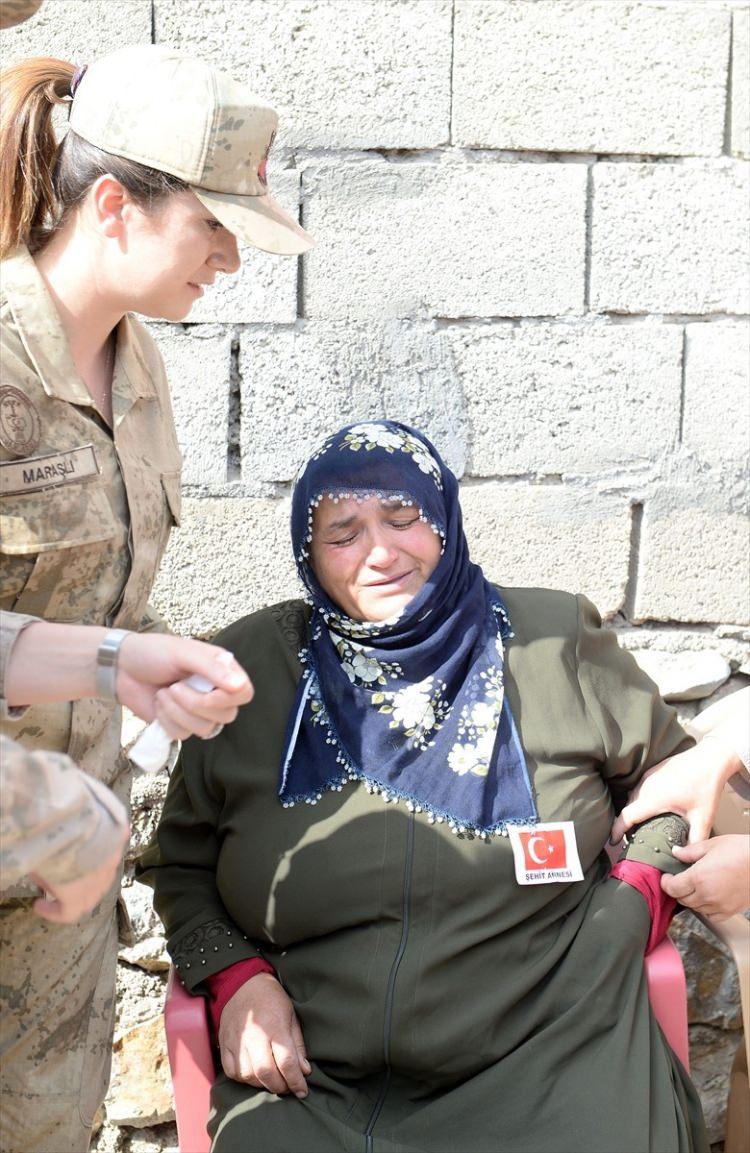 <p>Törende Kürtçe ağıtlar yakan şehidin annesi Hanım Çelik ise, "Vatan sağ olsun, kurban olduğum" diyerek gözyaşı döktü. </p>
<p> </p>