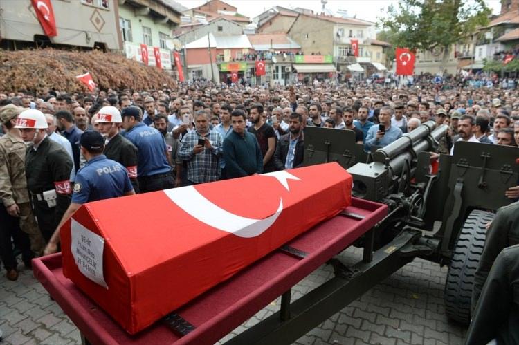 <p>Törene, şehidin Tokat'ta uzman çavuş olarak görev yapan kardeşi Emrah, aile yakınları, Gençlik ve Spor Bakan Yardımcısı İhsan Selim Baydaş, AK Parti Adıyaman milletvekilleri Ahmet Aydın, Halil Fırat ve Yakup Taş ile CHP Adıyaman Milletvekili Abdurrahman Tutdere, Adıyaman Valisi Aykut Pekmez, Adıyaman Belediye Başkanı Süleyman Kılınç, siyasi partilerin temsilcileri, askeri ve mülki erken ile çok sayıda vatandaş katıldı.</p>

<p> </p>
