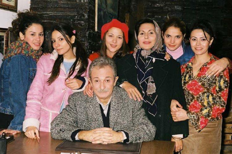 <p><span style="color:#B22222"><strong>Genç oyuncu Esin Civangil, 1982 yılında Kocaeli İzmit’te dünyaya gelmiştir. Uzun boyu, düzgün fiziği ve güzelliği ile oyunculuk dışında bir çok ajanstan mankenlik teklifide almıştır.</strong></span></p>