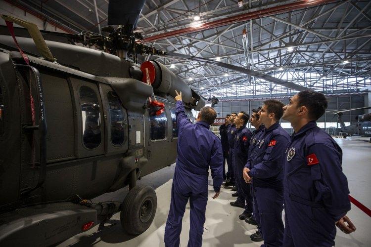 <p>Yeni tesislerin ileriyi de düşünerek yapıldığını vurgulayan Senirkentli, "15 Temmuz 2016'da vurulan bu yer, 15 Temmuz 2019'da Cumhurbaşkanımızın video konferansla katıldığı törenle resmen açıldı. Son 3 yılda bu hale geldi. Bu tesis ve yetiştirdiğimiz personel, darbecilere verilen en güzel cevaptır." dedi.</p>
<p> </p>