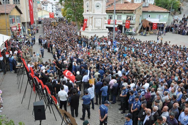 <p>Şehidin vatani görevini yapan amcasının oğlu Yılmaz Çelik de kuzeninin tabutuna gözyaşları içerisinde asker selamı verdi.</p>
<p> </p>