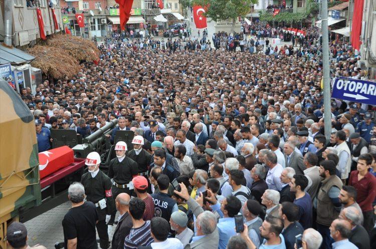 <p><strong>"Şehitler ölmez, vatan bölünmez"</strong></p>

<p>İl Müftüsü Mehmet Taşçı tarafından kıldırılan cenaze namazının ardından şehidin tabutu bir süre omuzlarda taşındı. Cenazeye katılanlar da tekbir getirerek, "Şehitler ölmez, vatan bölünmez" sloganları attı.</p>
