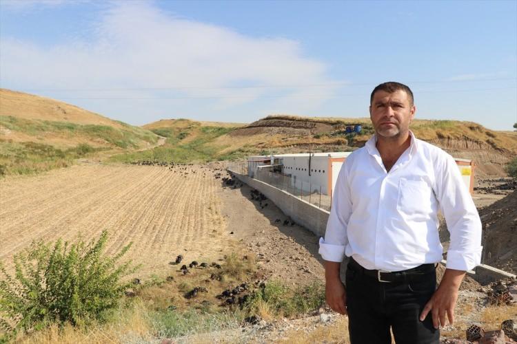 <p>Hedefini büyüttüğünü dile getiren Yıldız, "Hedefim, kapasiteyi artırmak. Kesimhane ve restoran da kurmak istiyorum. Böylece çiftliğe gelen müşterilerimizden, isteyen hindiyi kestirip evine götürecek isteyen de restoranda hindi eti yiyebilecek." ifadelerini kullandı.</p>
