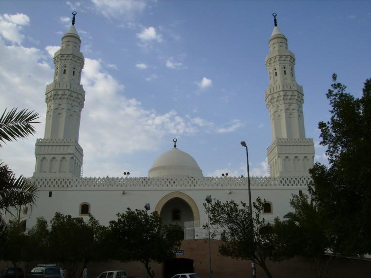 <p><strong>2) Mescid-i Kıbleteyn (İki kıbleli mescit) : </strong></p>
<p>İlk kıblemiz Mesci-i Aksa'ydı. Hicretten 18 ay sonra kıblenin Mescid-i Haram (Kabe) olduğu ile ilgili ayetler indi. Peygamberimiz Hz. Muhammed (SAV)'in ikindi namazı kılarken vahyolan ayetlerden dolayı ilk iki rekat Mescid-i Aksa'ya son iki rekatı Mescid-i Haram'a doğru kılınmıştır</p>