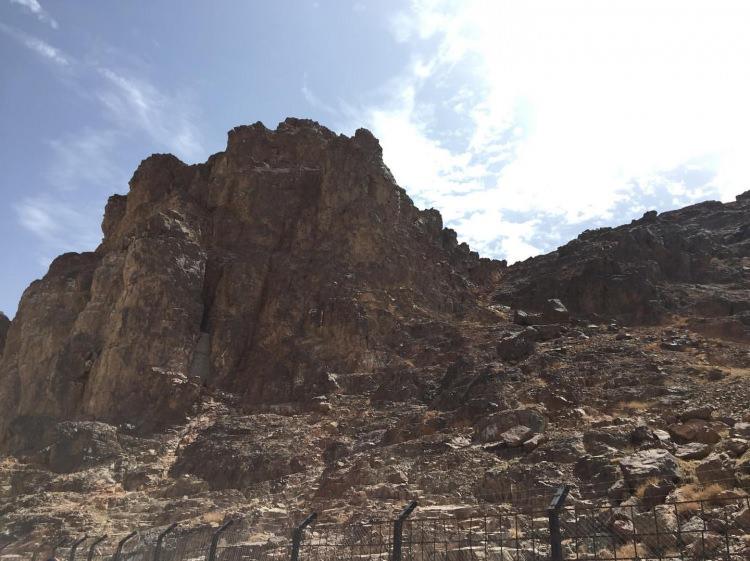 <p><strong>3) Uhud Dağı:</strong></p>
<p> Uhud Savaş'ının gerçekleştiği dağ. Bu dağda 70 sahabe şehadete yürümüştür. </p>