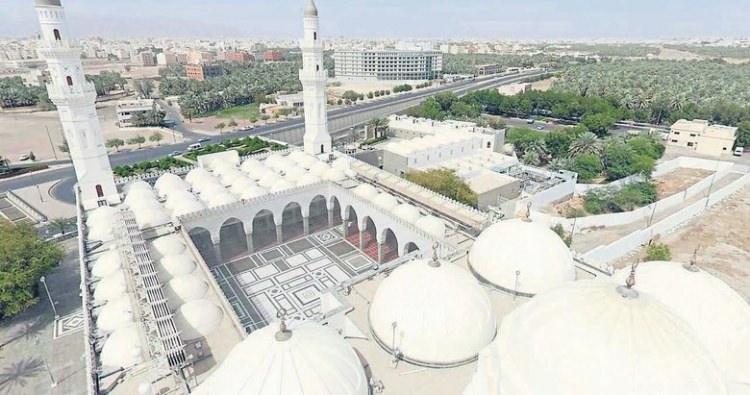 <p><strong>4) Kuba Mescidi: </strong></p>
<p>Hz. Muhammed (SAV) Medine'ye hicret ederken burada 14 gün kalmıştır. Burada inşa edilen mescit ilk cemaatle kılınan namazın olduğu yerdir. </p>