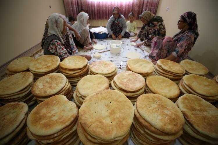<p>Barış Pınarı Harekatı'na karınca kararınca destek olmak isteyen aile, ekmek pişirmeye karar verdi. Komşularının da desteğiyle iki gün boyunca Afgan Türkmenlerine özgü sütlü tandır ekmeği hazırlayan Hemrah ailesi, bunları sınır hattına götürecek.</p>

