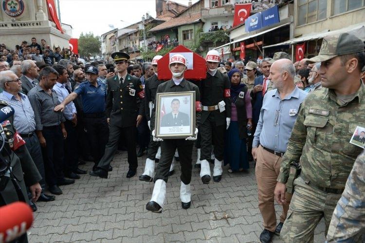 <p>Metanetini koruyan ve zaman zaman oğlunun tabutuna bakarak duygulanan baba Ebubekir Çelik, "Terör örgütünü lanetliyorum" dedi.</p>
<p></p>