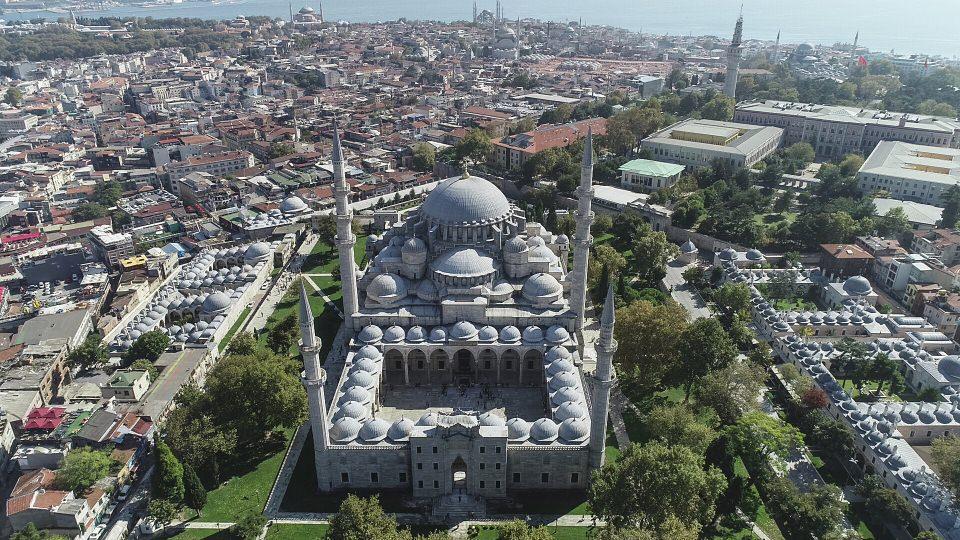 <p>Kanuni Sultan Süleyman'ın, Süleymaniye Külliyesi hizmete açıldıktan sonra camide görev yapacak imam için iki dil bilme ve beşeri bilimler eğitimi almış olma şartlarını koyarak ilan verdiğini anlatan Okumuş, "Çünkü camiye gelecek ziyaretçiler olacağı için dil bilen imam ilanı veriyor. Böylece ilk defa bir camiye hoca tutuluyor. Bu çok önemlidir." diye konuştu. </p>

<p> </p>
