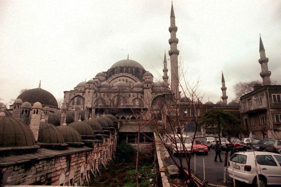 <p>Yaklaşık 30'ar tonluk ve dört halifeye adanan 4 fil ayağı, caminin 26,50 metre çapında ve 53 metre yükseklikteki kubbesini taşıyor. </p>

<p> </p>
