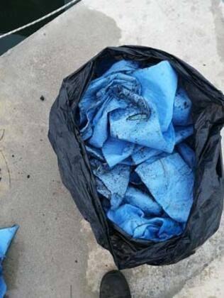 <p>Temizlik ekibinden Esin Özishakoğlu, Cumartesi günü sabah saatlerinde çalışmalara başladıklarını belirterek, "Biz, 9 kişilik bir ekiple buraya geldik, diğer kuruluşlardan ekipler de vardı. Önce deniz süpürgesi kullanıldı ve kabası alındı. Zaten söküm firması kendi bariyerini biz gelmeden önce denize bırakmış. Dün akşam da bu petler bırakıldı ve lodosun etkisiyle bu sabah sahile vurdu. Umarız bu tarz olaylar yaşanmaz" dedi.</p>
