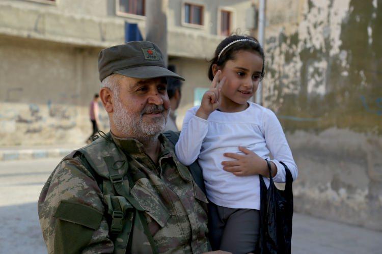 <p>Suriye Milli Ordusu (SMO) askerleri, yaklaşık 5,5 yıl aradan sonra terörden arındırılan Tel Abyad'da mutluluklarını çocuklarla paylaştı.</p>

