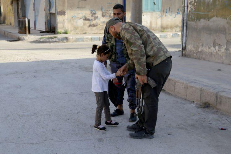 <p>Fotoğraf karelerinde, SMO mensuplarının ilçe sokaklarında sevinçlerini çocuklarla paylaştıkları görüldü. Çocuklar da askerlerin dağıttığı şekerleri kameraya göstererek mutluluklarını yansıttı.</p>

<p> </p>

<p> </p>

