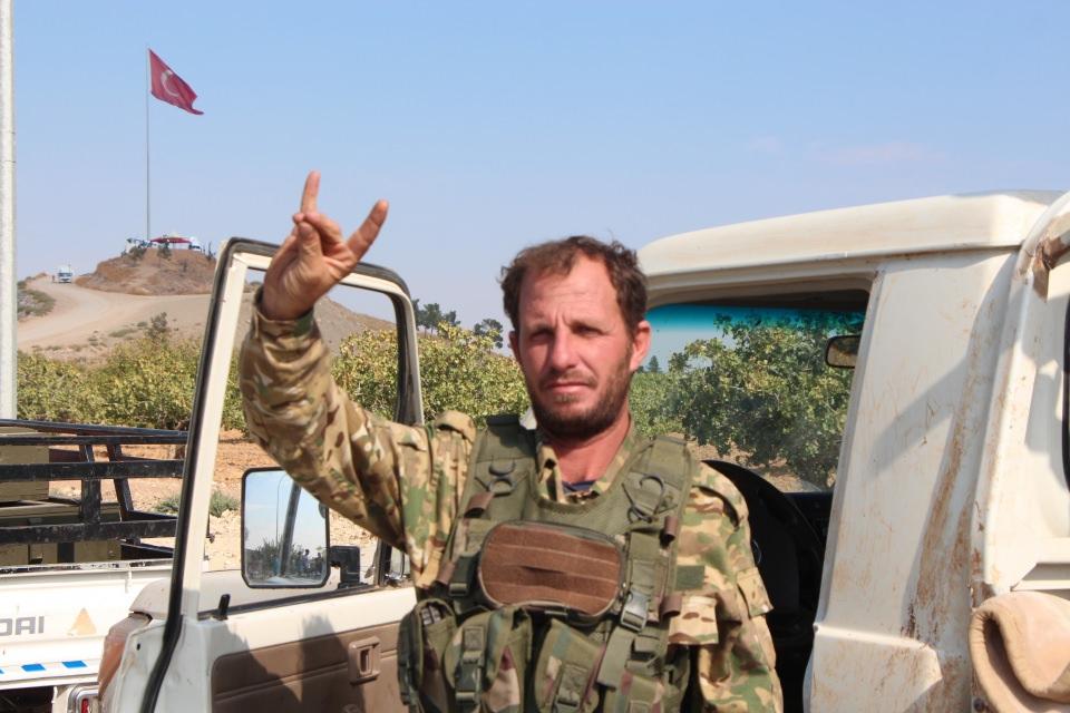 <p>Türkiye ile ABD arasında, 'Barış Pınarı Harekatı'na 120 saat ara verilerek, YPG/PKK'nın güvenli bölgeden çekilmesi amacıyla sağlanan mutabakatta süre, yarın saat 20.00'de sona eriyor. ABD ile mutabakat çerçevesinde, Resulayn'da sıkıştırılıp, kuşatmaya alınan YPG/PKK'lıların, çatışmalarda ölen ve yaralanan örgüt mensuplarını alıp, Kızılhaç ambulansları ve sivil araçlarla kenti terk etmelerine müsaade ediliyor. Yaralı teröristler, Türkiye'nin harekat bölgesinde açtığı koridordan çıkarılıp, Kamışlı kentine götürüldü.</p>
<p> </p>