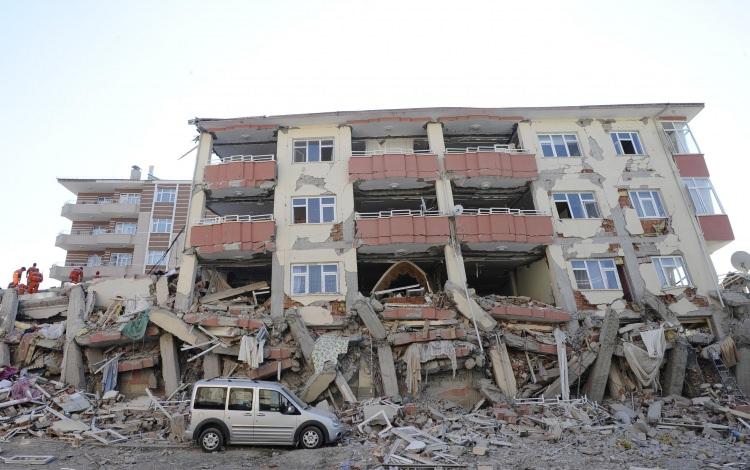 <p>Van'da 23 Ekim 2011'de 604 kişinin ölümü, binlerce binanın ağır hasar görmesiyle sonuçlanan 7,2 büyüklüğündeki depremin izleri, aradan geçen 8 yıllık sürede yapılan yatırımlarla silindi.</p>
