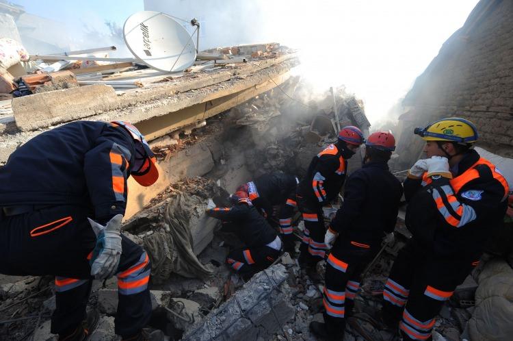 <p>Yüzlerce bina ve evin yıkıldığı depremden hemen sonra arama kurtarma ekipleri ile vatandaşlar, enkaz altında kalanların kurtarılması için seferber oldu.</p>

<p> </p>
