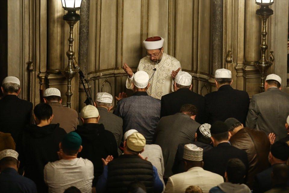 <p>İstanbul 3. Afrika &Uuml;lkeleri Dini Liderler Zirvesi i&ccedil;in gelen heyetler ile Diyanet İşleri Başkanı Prof. Dr. Ali Erbaş ve Afrika İmam Hatip &ouml;ğrencileri sabah namazı kıldı.&nbsp;</p>

<p>&nbsp;</p>
