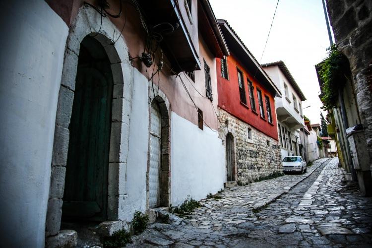 <p>Hatay'da, asırlar boyunca birçok medeniyete ev sahipliği yapan Antakya ilçesindeki tarihi ev ve sokaklar, zamana karşı direniyor. </p>

