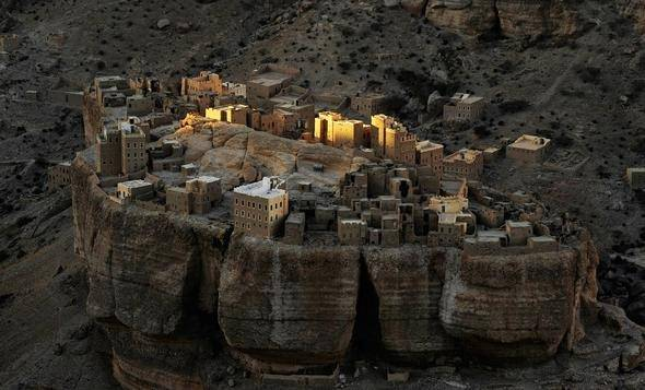 <p>Eğer ‘Yüzüklerin Efendisi’ romanı veya filminden fırlamış bir kent arıyorsanız, Yemen'deki Had Al-Jazil'den daha iyisini bulabileceğinizden emin değiliz.</p>

