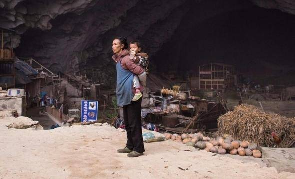<p>Karayoluyla da olsa en yakın alışveriş yapacak nokta hâlâ 15 kilometre ötede.</p>

