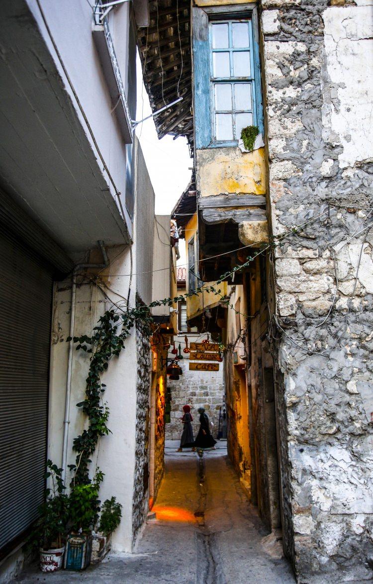 <p>Eski Antakya olarak bilinen şehir merkezinin tam ortasında yer alan ev sokakların bir bölümünde, 2011 yılında Hatay Valiliği, Antakya Belediyesi ve bazı sivil toplum kuruluşlarınca restorasyon çalışmaları yapıldı. </p>
