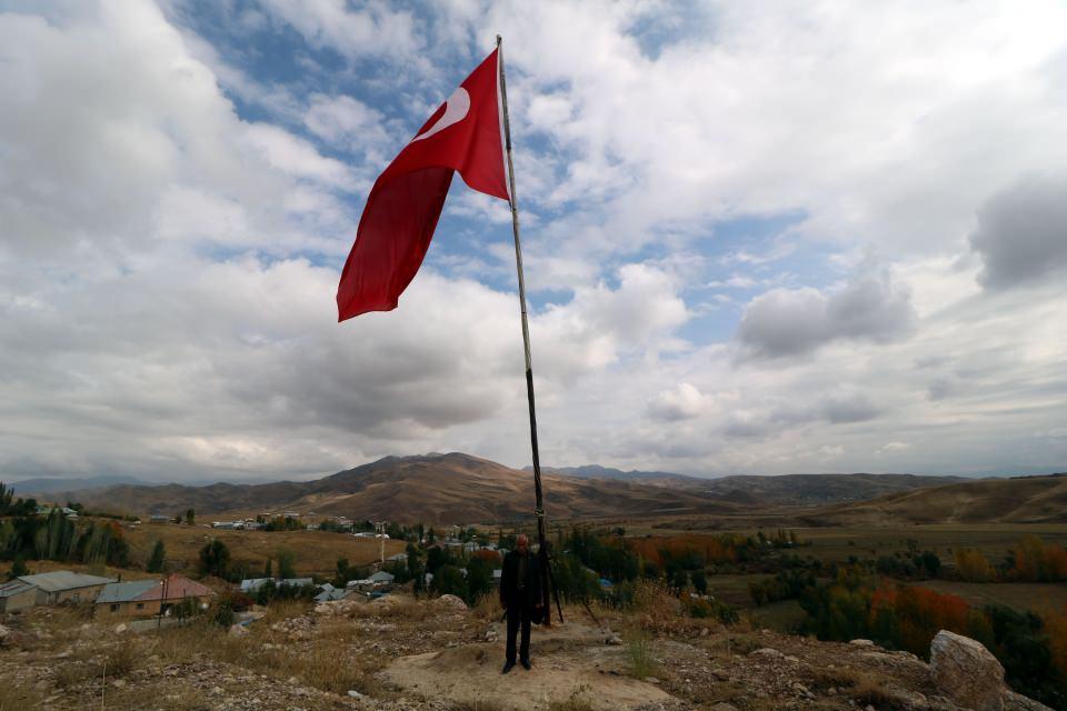 <p>Yüksekova ilçe merkezine 20 kilometre uzaklıktaki 120 haneli, yaklaşık 2 bin nüfuslu Suüstü köyünde yaşayan 7 çocuk babası Seyit Tahir Öztepe, vatan sevgisini bayrağa olan saygısıyla gösteriyor. </p>
