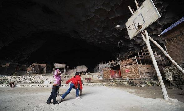 <p>Mağara köy basına yansıdıktan ve medyada gördüğü ilgi üzerine turistik bir bölgeye dönüştükten sonra köyde yaşayanların en büyük isteği gerçekleşti, karayolu ulaşımı bağlantısı kuruldu.</p>
