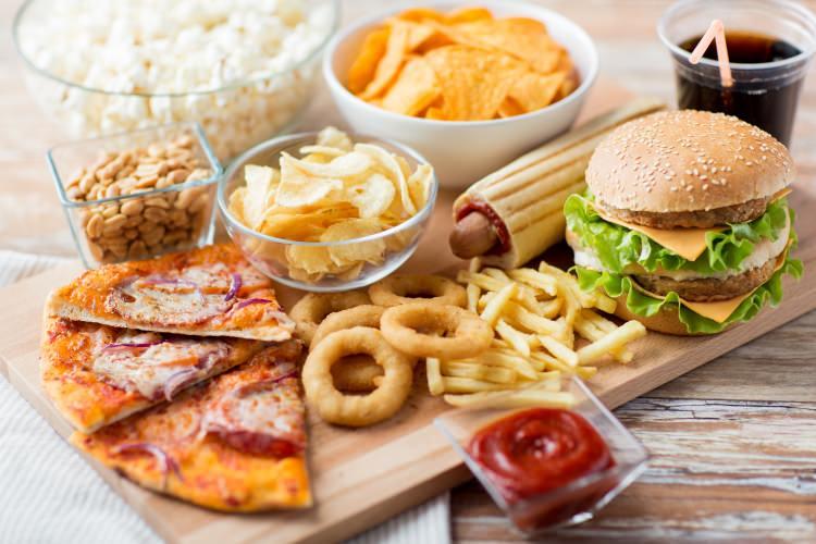 <p>En sağlıksız besinlerin listesi açıkladı. Dünya Sağlık Örgütü'nün yayınladığı rapora göre günlük hayatta tükettiğimiz yiyeceklerin büyük bir bölümü zararlı maddeler içeriyor. Doğrudan yediğimiz veya yemeğin içerisine dolaylı yollardan katığımız besinler her gün vücudumuzu zehirlemeye devam ediyor. İşte İnsan sağlığına zarar verecek 30 ürün;</p>
