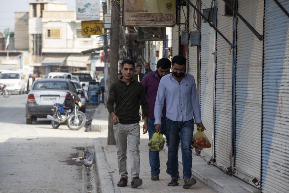 <p><strong>"Biz Arap, Türk, Kürt kardeşiz"</strong></p>
<p>AA muhabirine konuşan Tel Abyad'lı Ebu Ahmet, "Biz Arap, Türk, Kürt kardeşiz. YPG/PKK bizi ayırmaya çalıştı ancak biz kardeş olduğumuzu biliyoruz." dedi.</p>