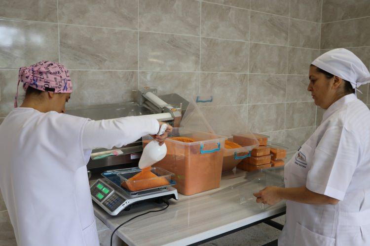 <p>Havsa Kadın Girişimcileri Üretim ve İşletme Kooperatifi Başkanı Hülya Tuncer ise kooperatif fikrinin ev hanımlarıyla yaptıkları haftalık gün etkinliğinde ortaya çıktığını anlattı. </p>
<p> </p>