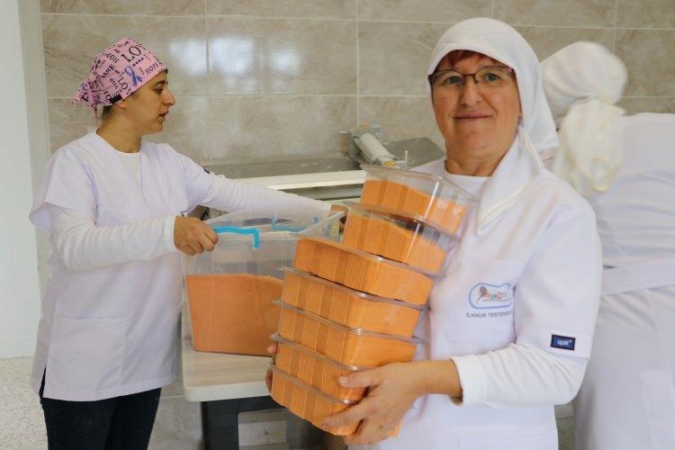 <p><strong>"Amacımız burayı kadınlara iş kapısı haline getirmek"</strong></p>
<p>Tuncer, kooperatifte ağırlıklı olarak tarhana, erişte, reçel ve böreklik kuru yufka ürettiklerini anlatarak "Zerdeçallı eriştemiz, sebze yemeyen çocuklar için sebzeli makarnalarımız var. </p>