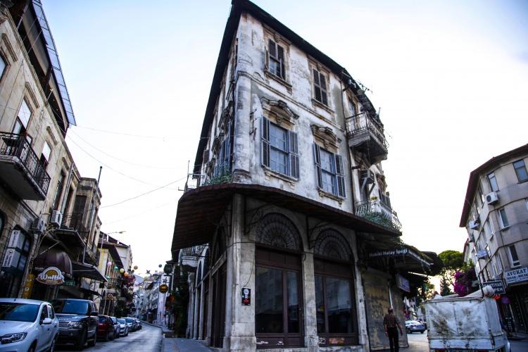<p><strong>"Önemli bir cazibe merkezi" </strong></p>
<p>Hatay İl Kültür ve Turizm Müdürü Hüsnü Işıkgör, AA muhabirine yaptığı açıklamada, eski Antakya evlerinin, ortalama 200-250 yıllık olduğunu kaydetti.</p>