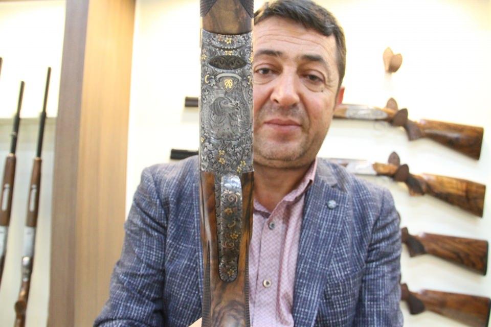 <p><strong>Akdaş, kişiye özel üretim de yaptıklarını belirterek, şunları kaydetti:</strong></p>
<p>"Tüfeklerimizi özellikle av meraklısı Arap turistlere satıyoruz. Türk müşterilerimiz de var. Gerçekten sanat değeri olan silahlar üretiyoruz. </p>