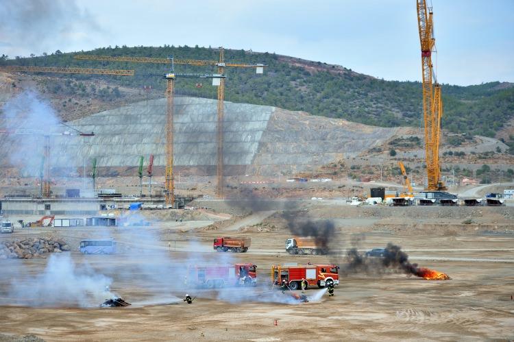 <p>Ayvat, tatbikata ülkenin çok önemli kurumlarının katıldığını belirterek, "Tatbikatın başarıyla gerçekleştiğini gördük. Tüm kurumlar, personelleriyle birlikte özveriyle çalıştılar. Akkuyu'nun, böyle şeylere hazır olduğunu gördük. Emeği geçenlere teşekkür ediyorum." ifadesini kullandı.</p>