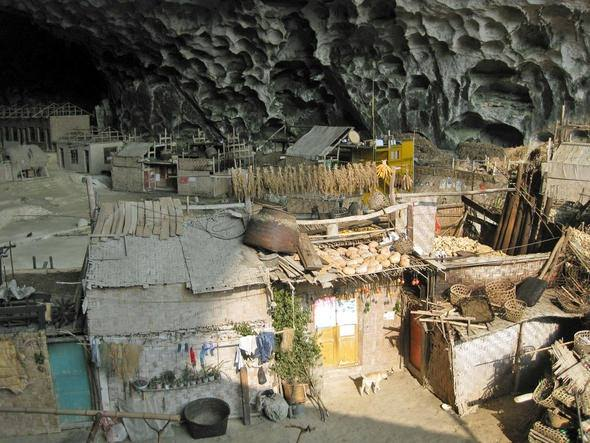 <p>100 kişinin yaşadığı (yaşamaya çalıştığı) Zhongdong uzun süre Çin hükümetinden destek göremedi.</p>